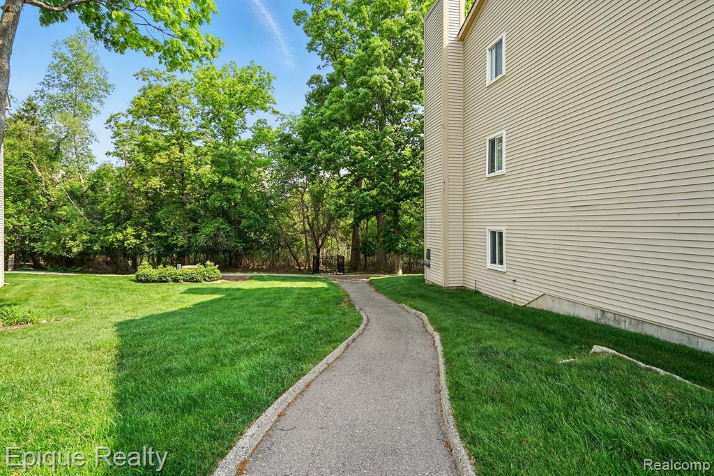 4977 OAK HILL Drive, Waterford, MI 48329 — Photo 28