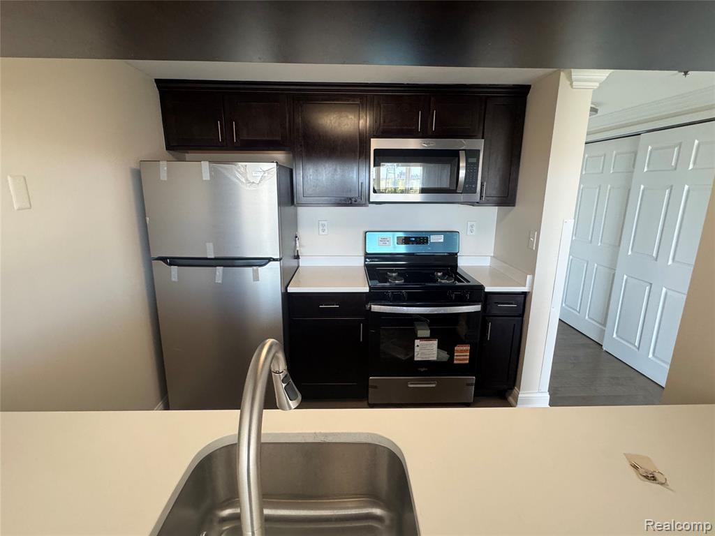 250 E Harbortown Drive, 905, Detroit, MI 48207 — Photo 6