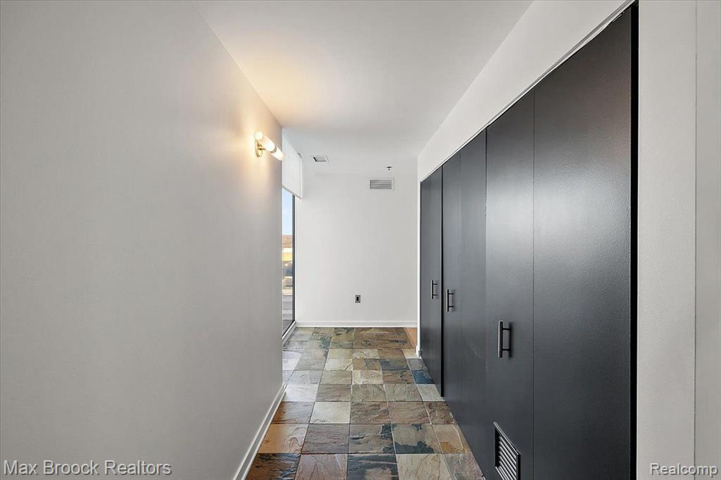 432 S Washington Avenue, 901, Royal Oak, MI 48067 — Photo 21