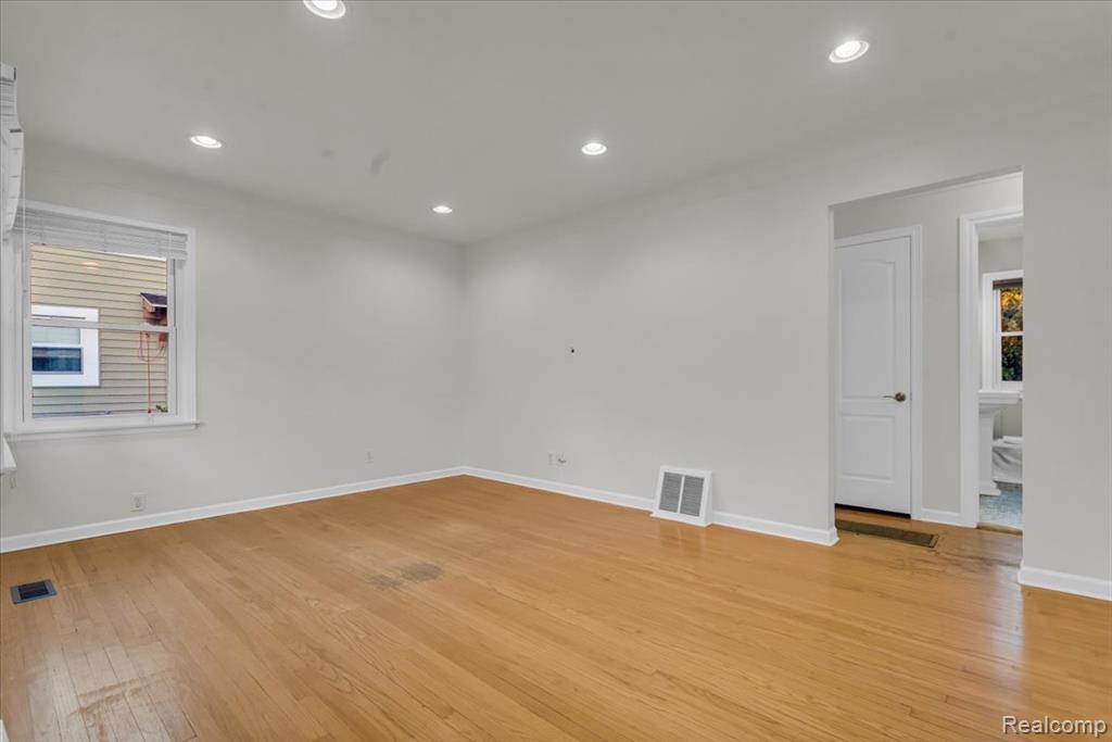 912 Woodsboro Drive, Royal Oak, MI 48067 — Photo 8