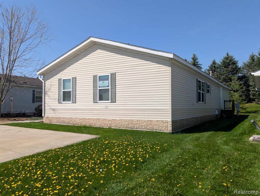 7 Brookfield, Swartz Creek, MI 48473 — front exterior