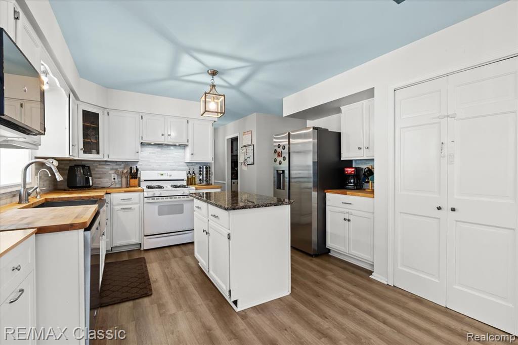 4815 Ravinewood Drive, Commerce Twp, MI 48382 — Photo 19