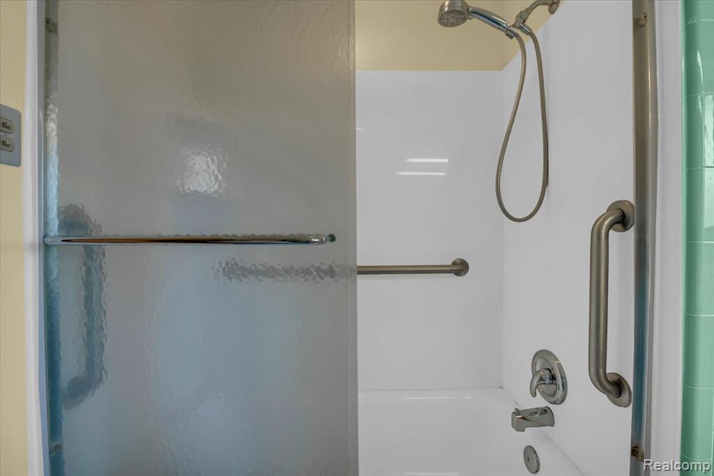1076 Stratford Lane, Bloomfield Hills, MI 48304 — Photo 22