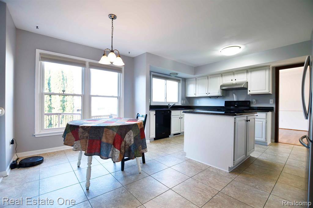 685 ESSEX Drive, Rochester Hills, MI 48307 — Photo 8