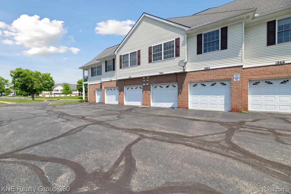 1056 SHIAWASSEE Circle, Howell, MI 48843 — Photo 9