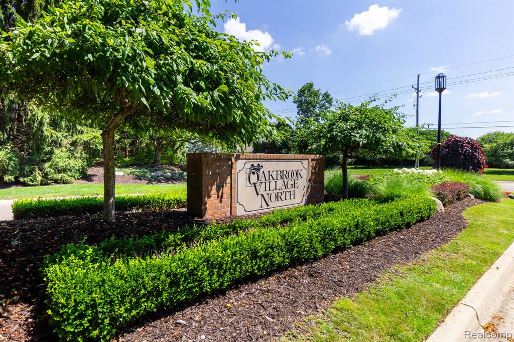 487 N Oak Drive, Commerce Twp, MI 48390 — Photo 3