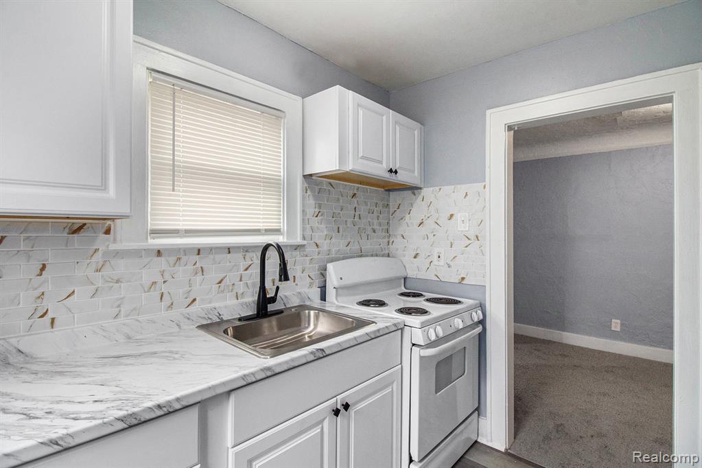 570 E KENNETT Road, Pontiac, MI 48340 — Photo 11