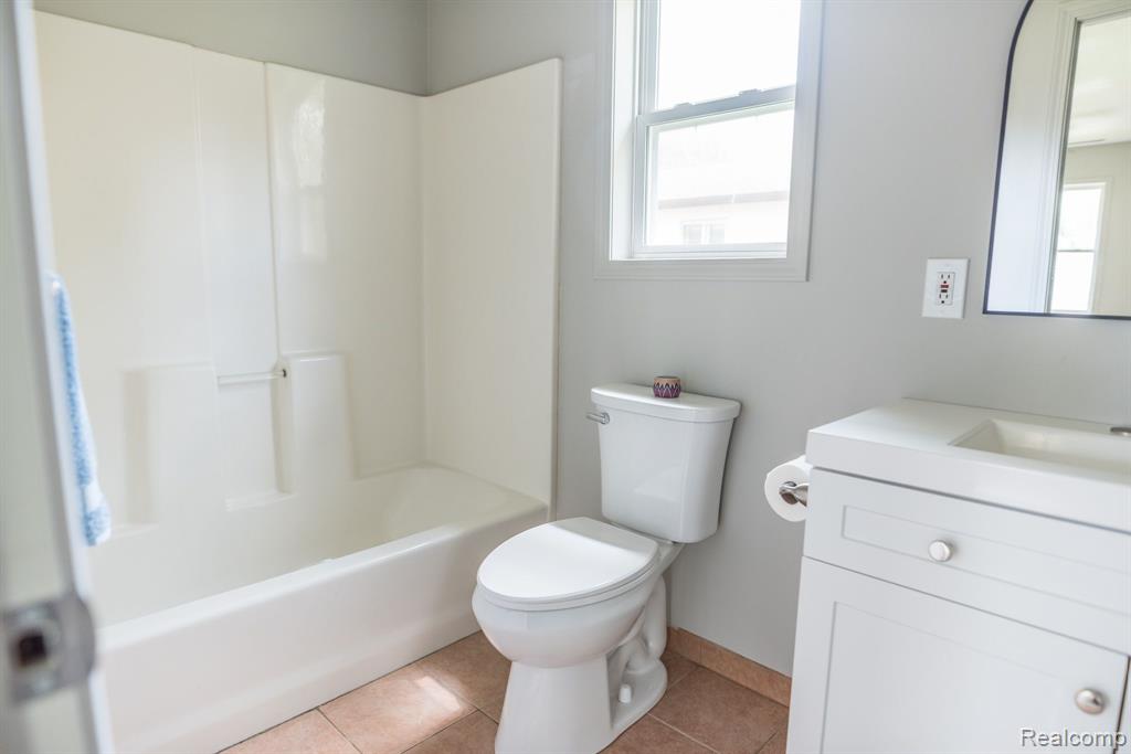 9114 ISLAND Drive, Clay, MI 48001 — Photo 33