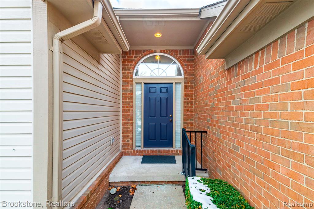 265 SHORE BROOK Lane, Walled Lake, MI 48390 — Photo 2