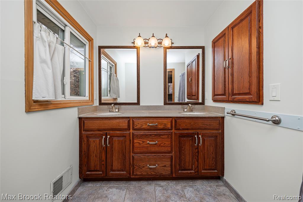 6335 Thorneycroft Drive, Shelby Twp, MI 48316 — Photo 31