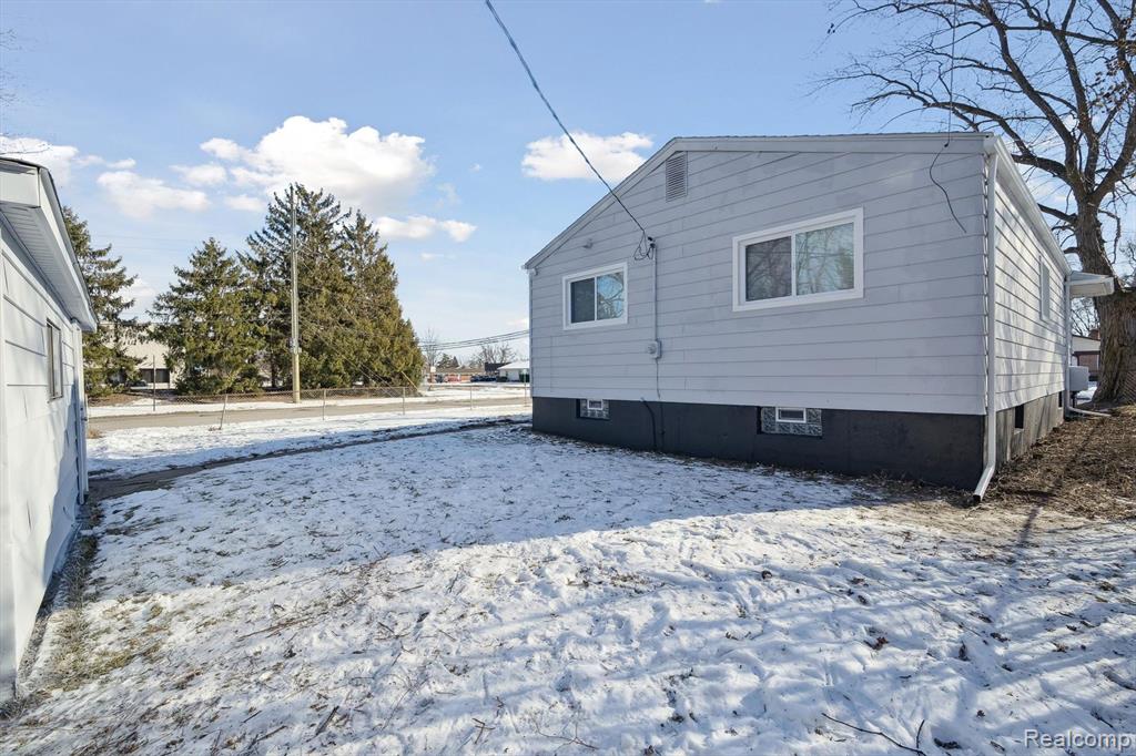 941 E LINCOLN Avenue, Madison Heights, MI 48071 — Photo 19