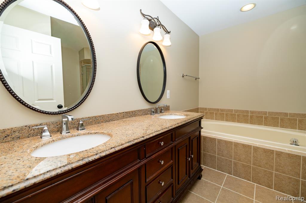 6056 Lochmore Drive, 49, Commerce Twp, MI 48382 — Photo 15