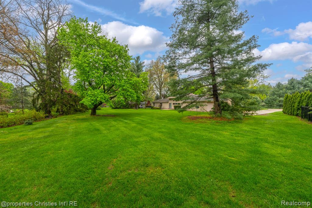 561 Yorkton Lane, Bloomfield Hills, MI 48304 — Photo 44