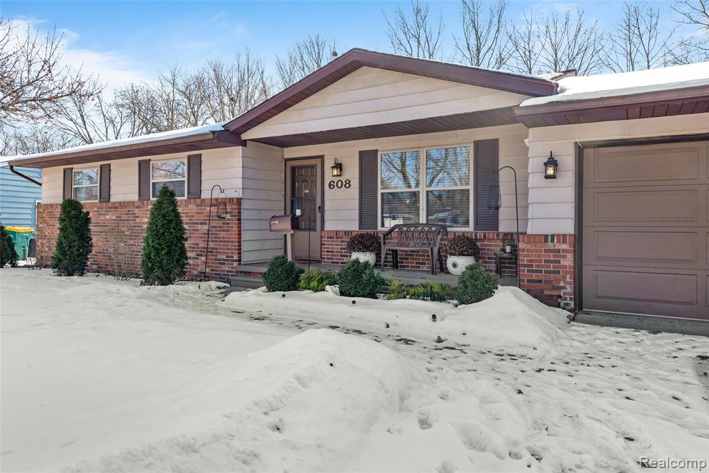 608 Autumn Drive, Flushing, MI 48433 — Photo 2