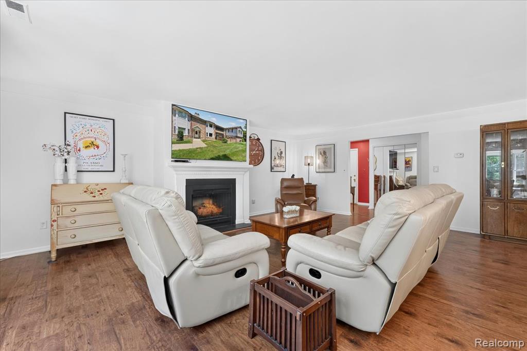 8421 Mathias, 11, Grosse Ile, MI 48138 — Photo 4