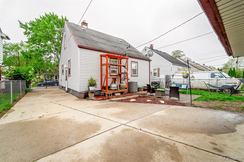 706 WHITE Avenue, Lincoln Park, MI 48146 — Photo 36