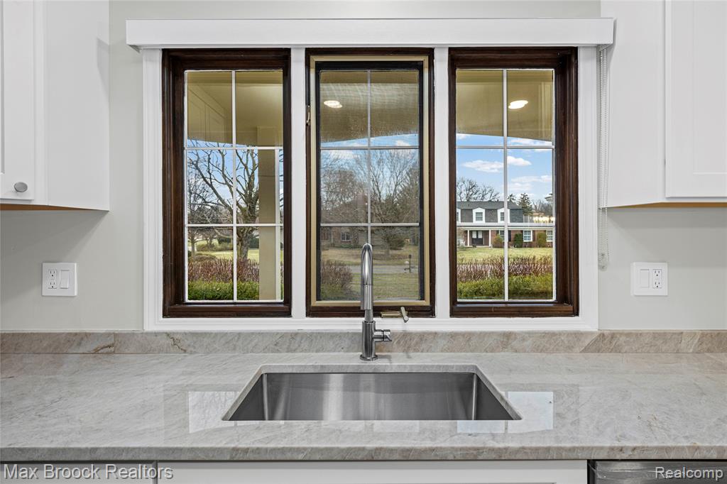 28977 Lake Park Dr. Drive, Farmington, MI 48331 — Photo 5