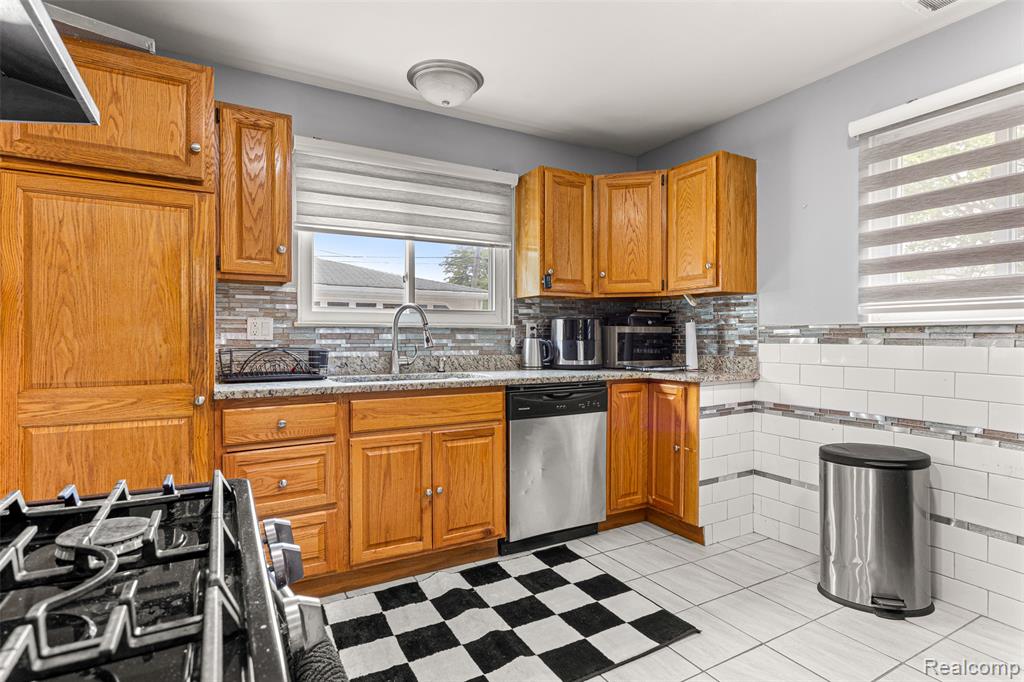 8039 Nightingale Street, Dearborn Heights, MI 48127 — Photo 9