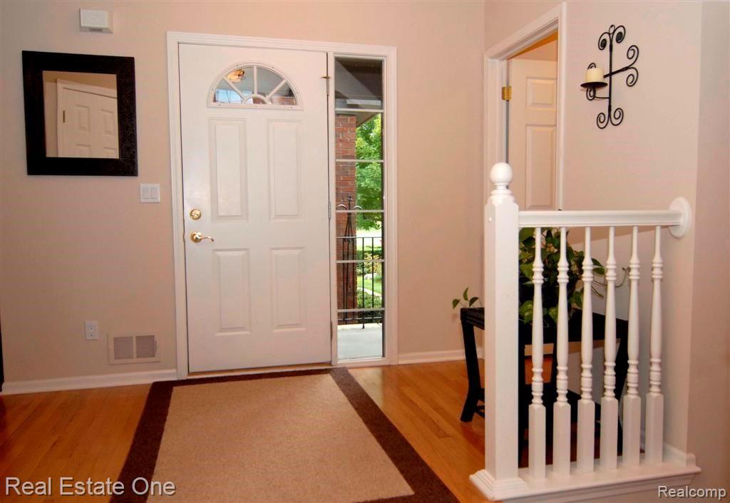 66 SANDHILLS Lane, Lake Orion, MI 48362 — Photo 9