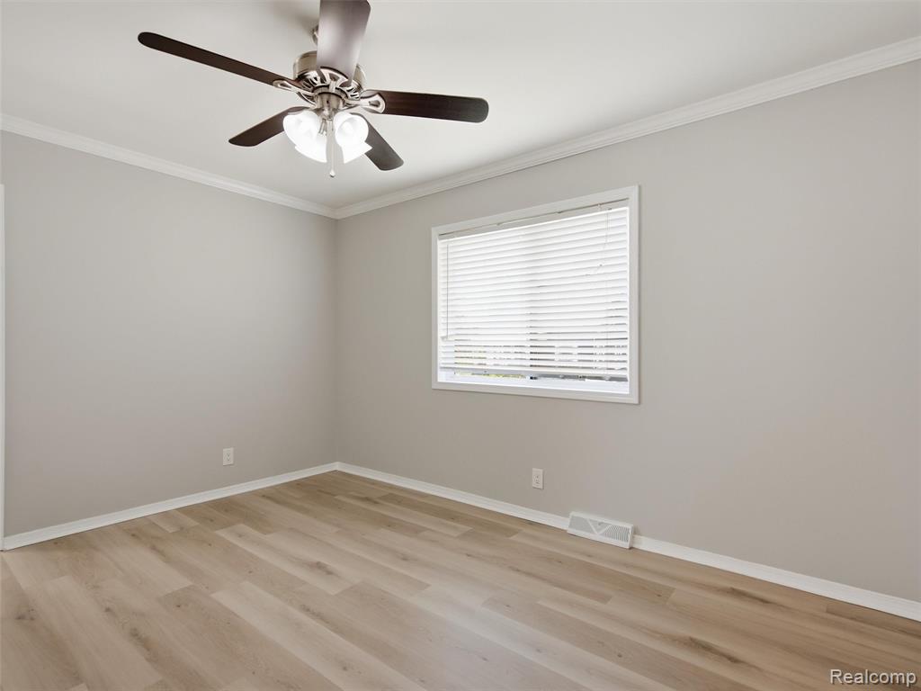 84 W End Avenue, Waterford, MI 48328 — Photo 14