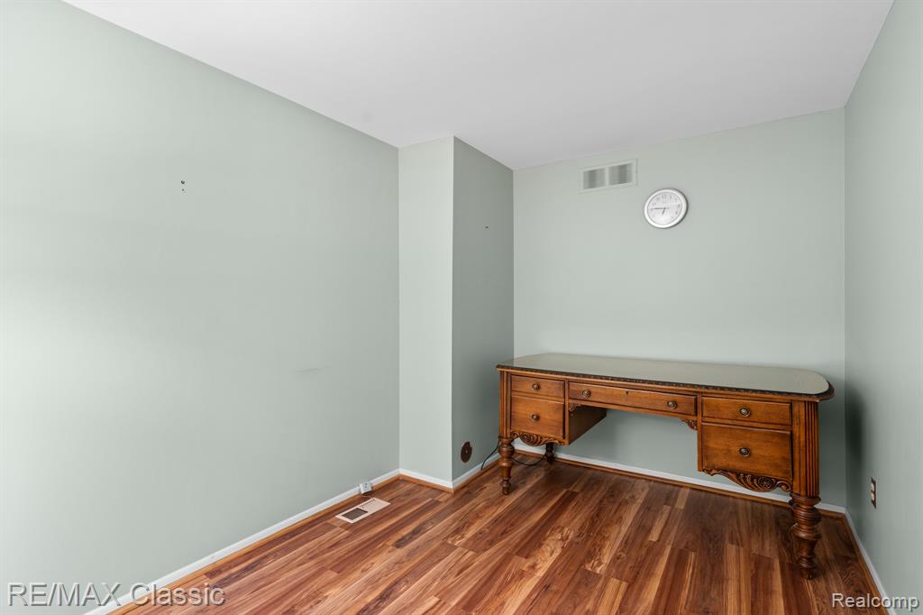 23127 Farmington Road, Farmington, MI 48336 — Photo 27