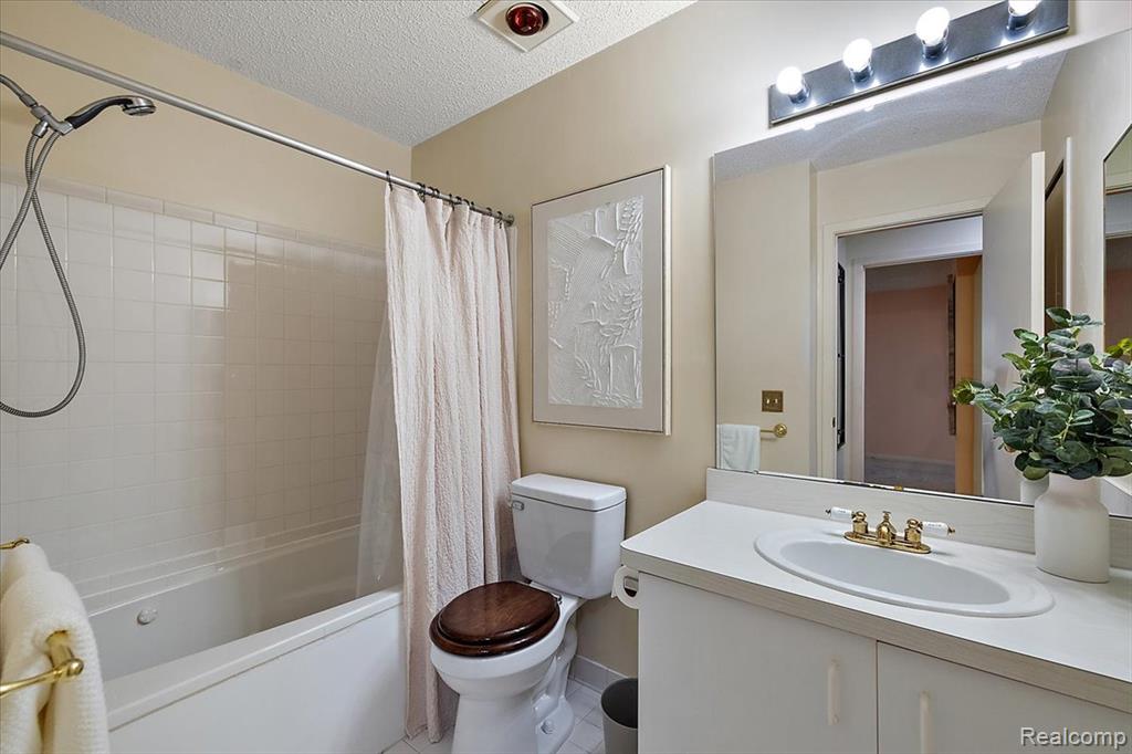 44800 Bayview Drive, 33, Novi, MI 48377 — Photo 32