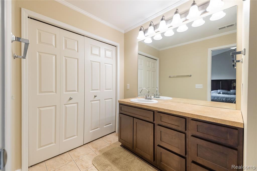 26616 Kirkway Circle, Woodhaven, MI 48183 — Photo 22