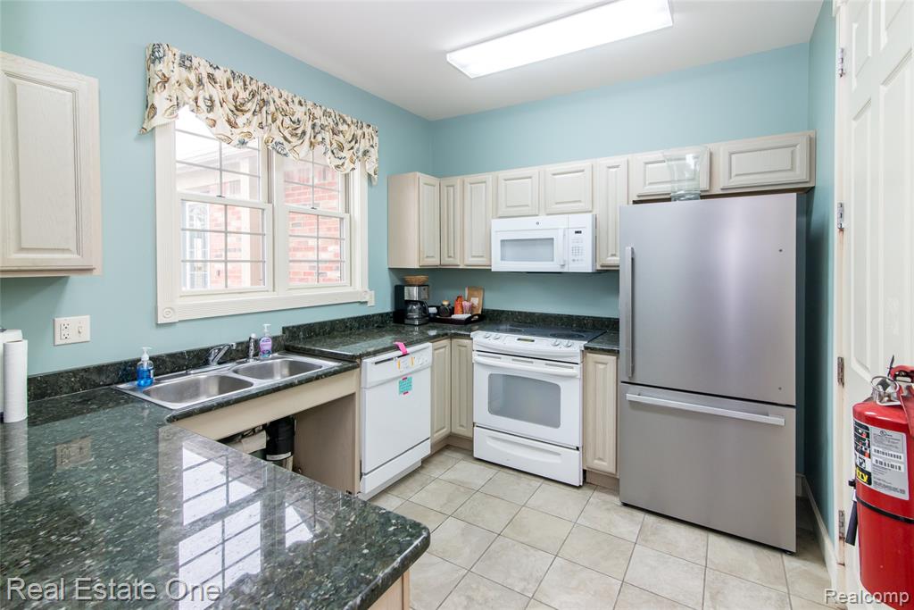 245 Brookwood Drive, 16, South Lyon, MI 48178 — Photo 17