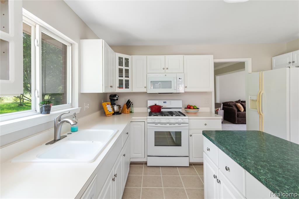 53821 Blakely Court, New Baltimore, MI 48047 — Photo 12