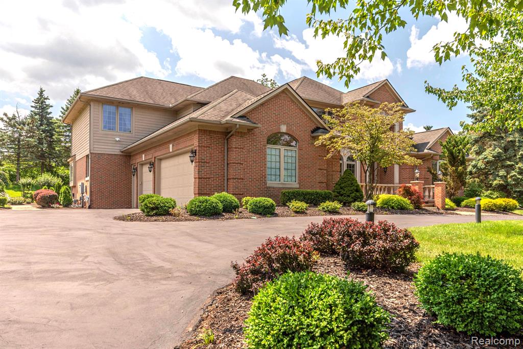 5003 HICKORY POINTE Drive, Orchard Lake Village, MI 48323 — Photo 2