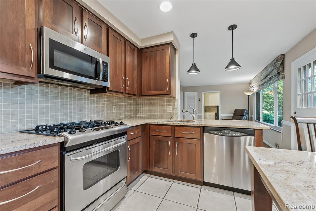 23270 Fleming Drive, Farmington, MI 48335 — Photo 9