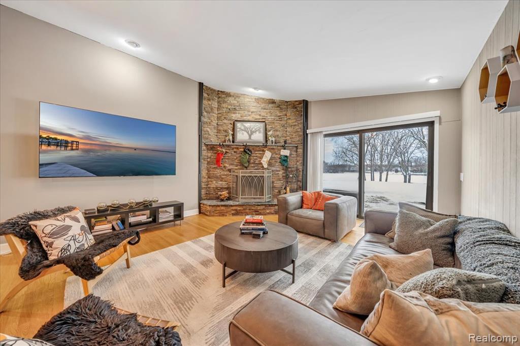 4620 Midland Avenue, Waterford, MI 48329 — Photo 8