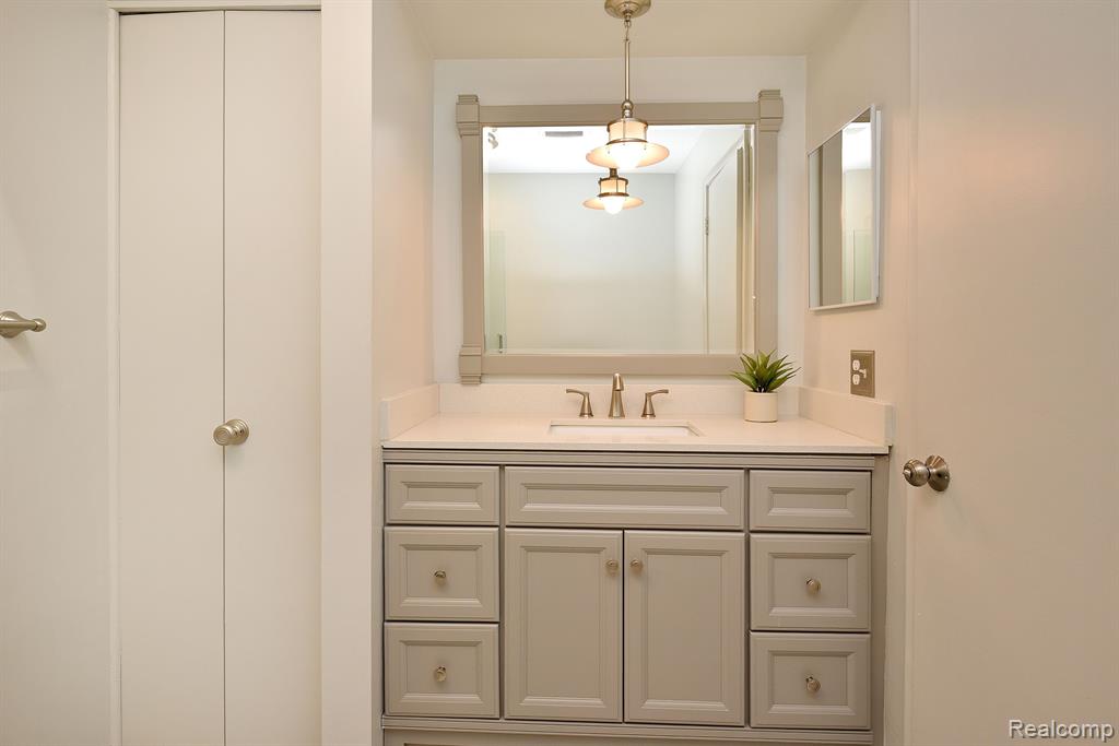 4041 W MAPLE Road, E101, Bloomfield Hills, MI 48301 — Photo 19