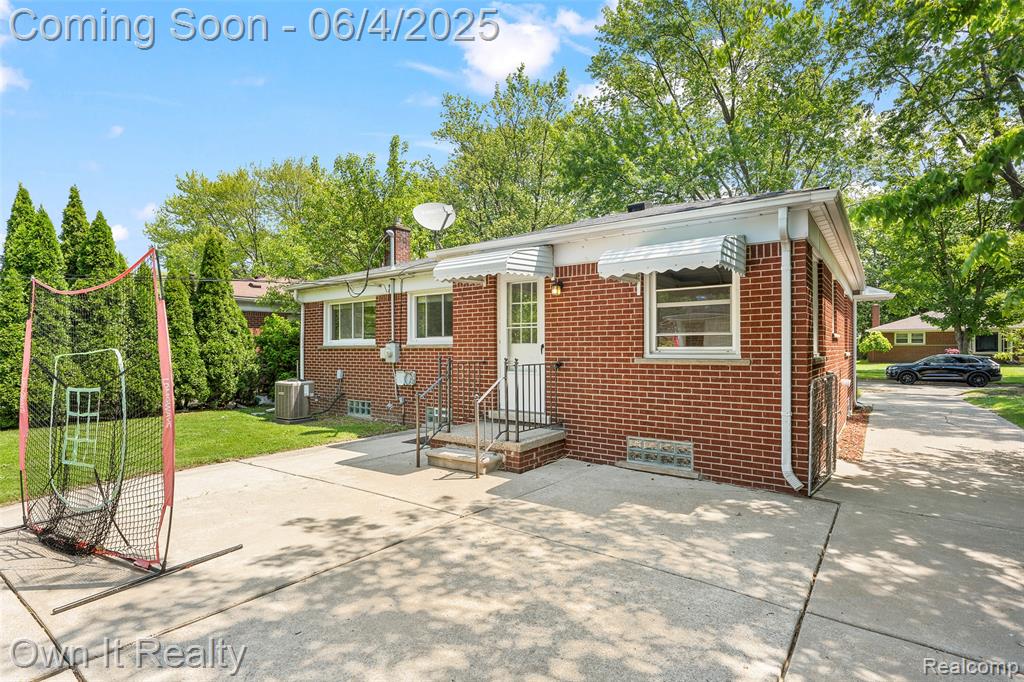 8415 N Evangeline Street, Dearborn Heights, MI 48127 — Photo 31