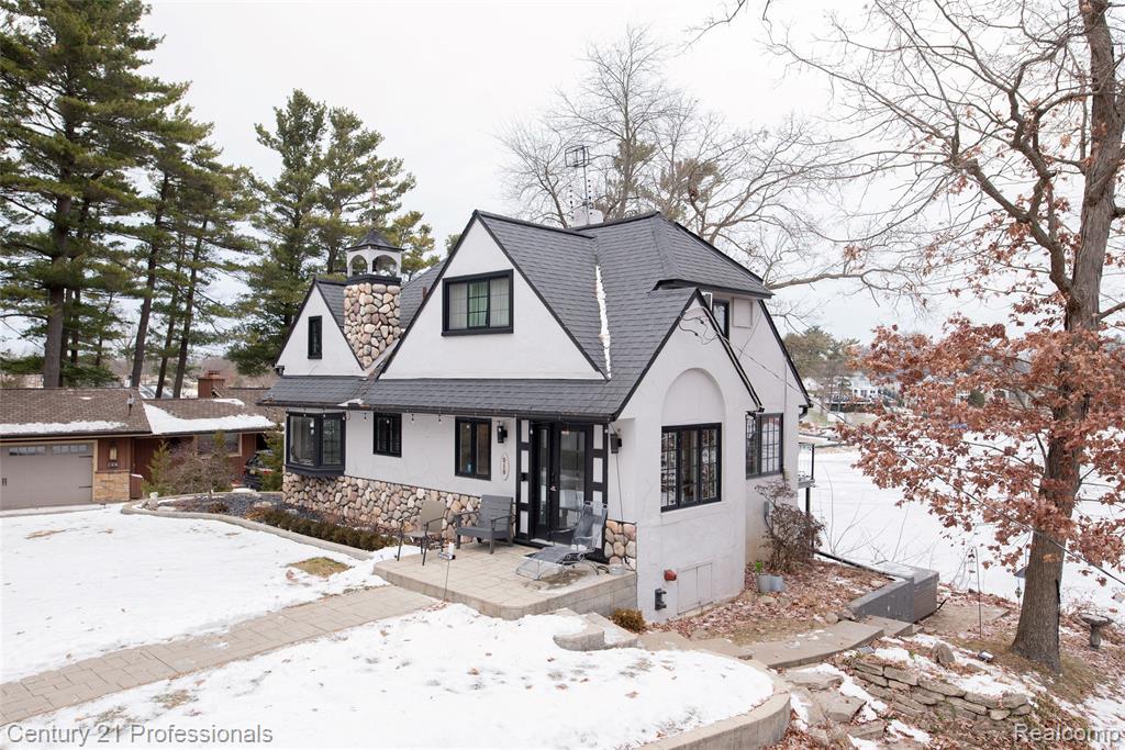 910 W Pine Tree Road W, Lake Orion, MI 48362 — Photo 3