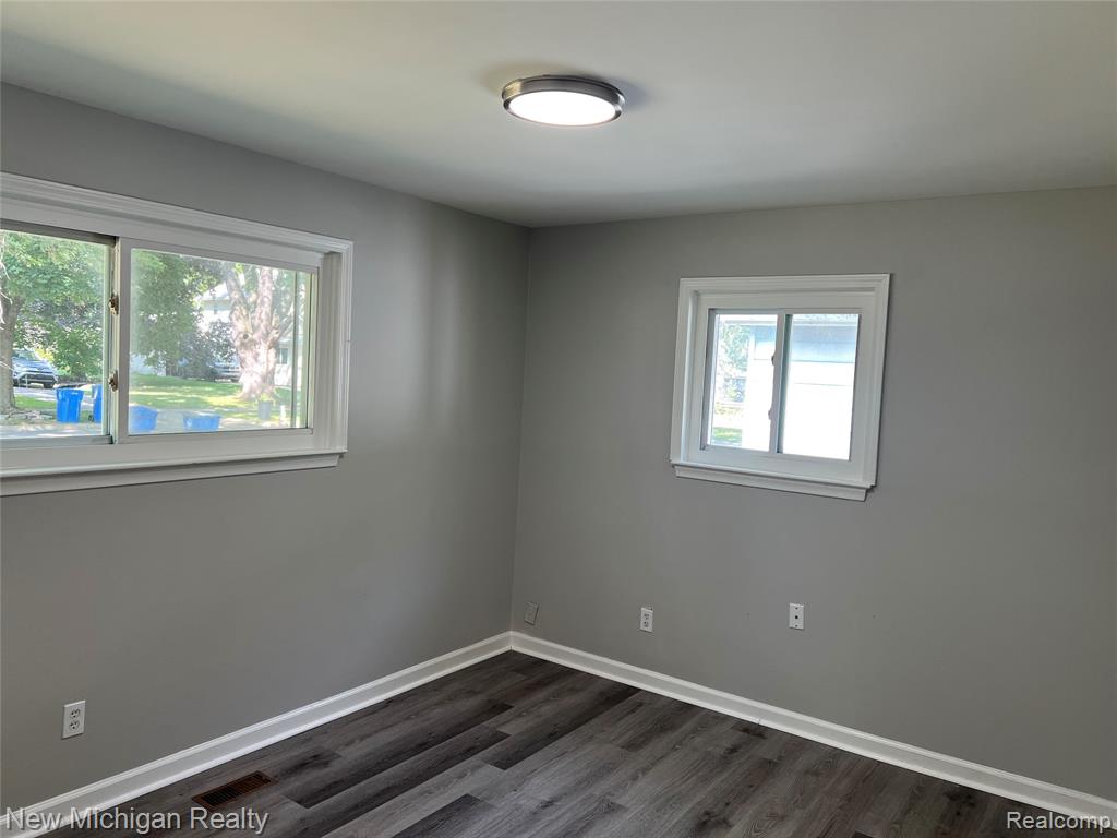 5709 WEDDELL Street, Dearborn Heights, MI 48125 — Photo 11
