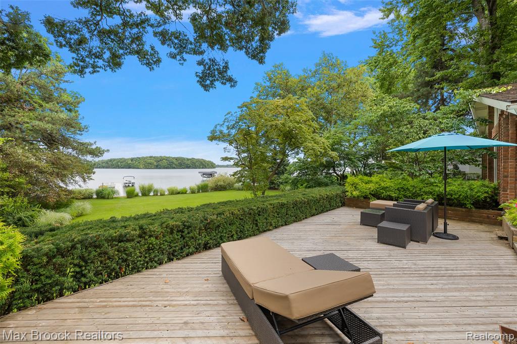 3377 W Shore Drive, Orchard Lake Village, MI 48324