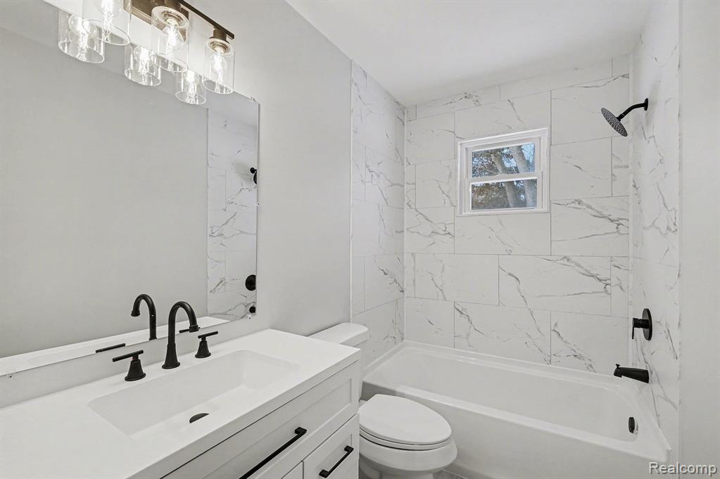 5396 Oaktree Drive, Flint, MI 48532 — Photo 8