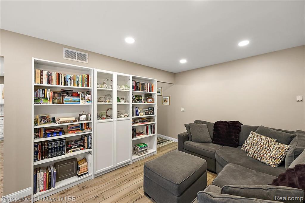 26010 Marlowe Place, Oak Park, MI 48237 — Photo 31