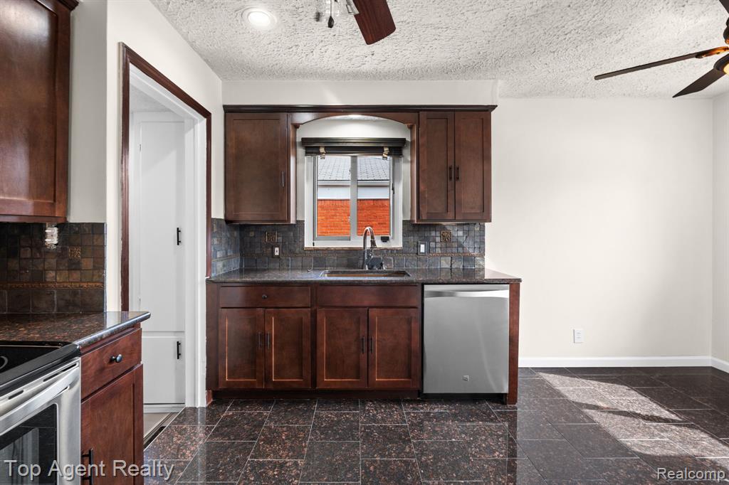 18027 Curtain Avenue, Eastpointe, MI 48021 — Photo 4