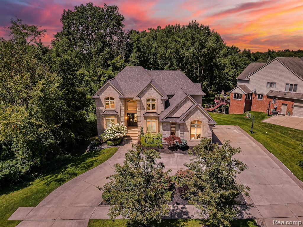 5570 HAMPSHIRE Drive, West Bloomfield, MI — front exterior