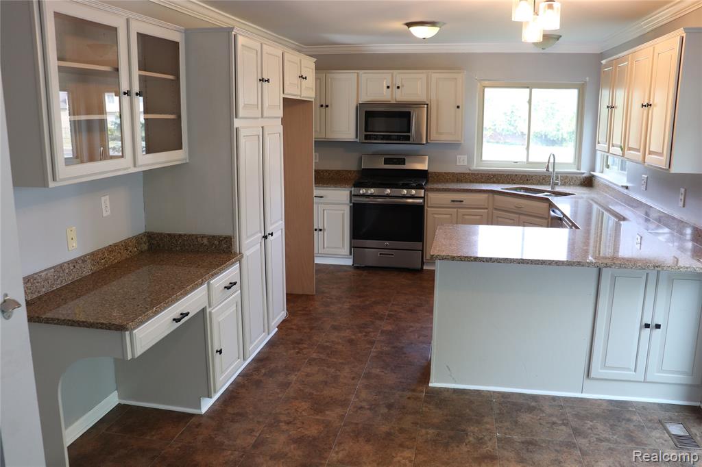 52424 Walnut Drive, Chesterfield, MI 48047 — Photo 5