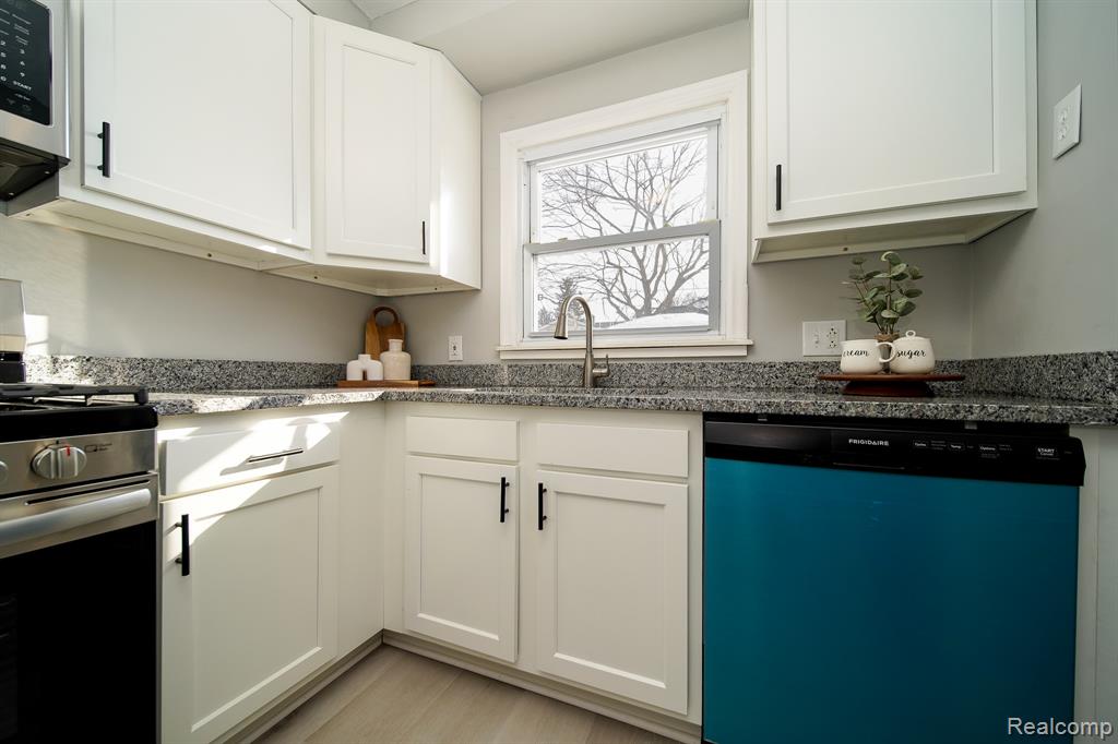 750 E Hayes Avenue, Hazel Park, MI 48030 — Photo 23