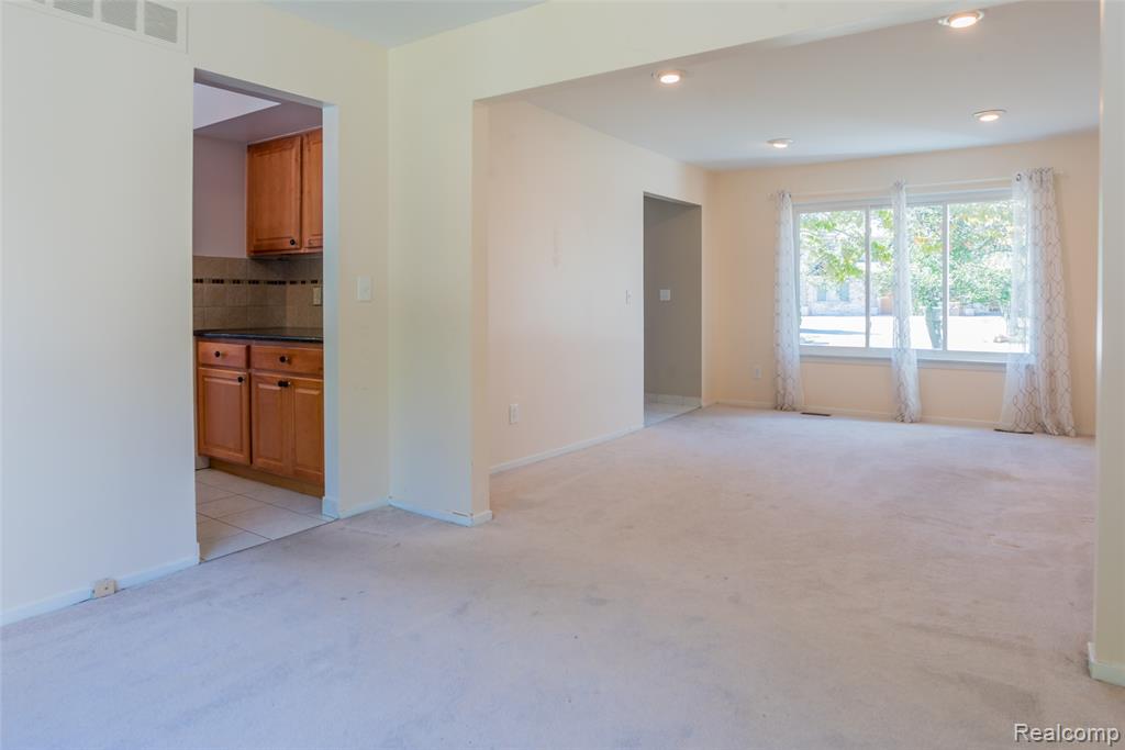 7337 Oak Tree Drive, West Bloomfield, MI — Photo 8