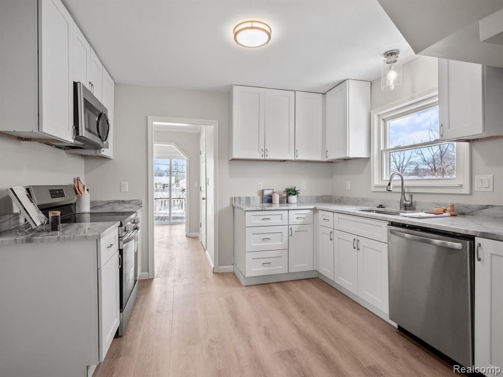 446 W BERNHARD Avenue, Hazel Park, MI 48030 — Photo 13