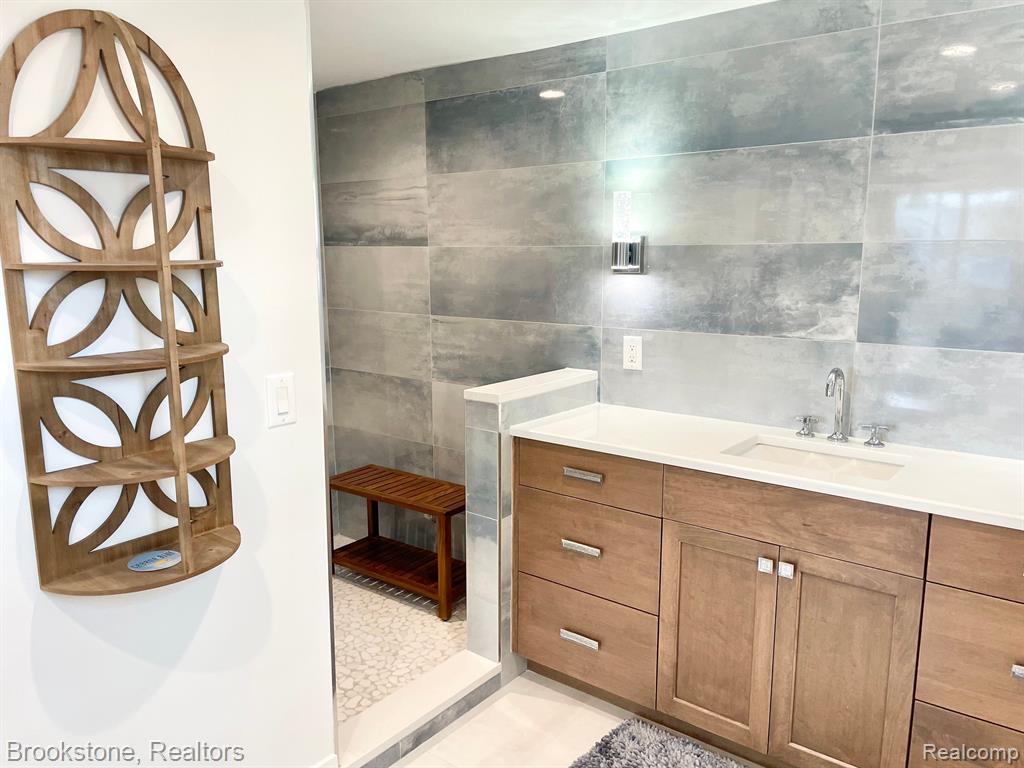 633 DETROIT Avenue, Lake Orion, MI 48362 — Photo 36