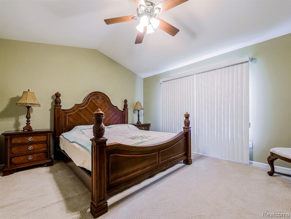 402 WOODHAVEN Drive, Commerce Twp, MI 48390 — Photo 8