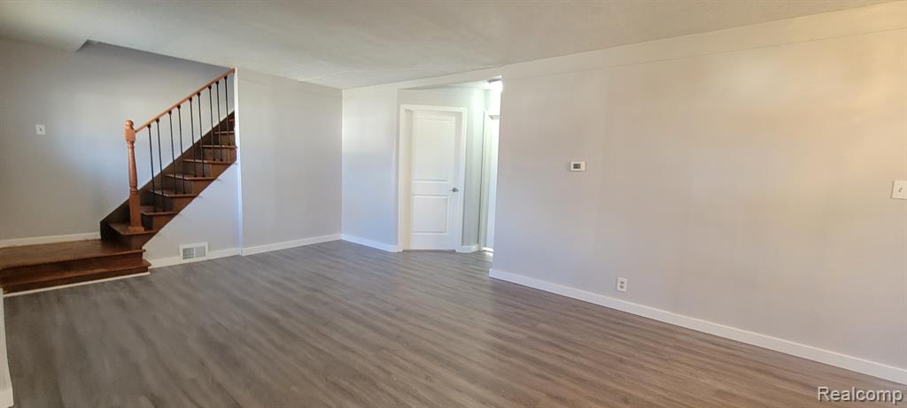 568 E DALLAS Avenue, Madison Heights, MI 48071 — Photo 5