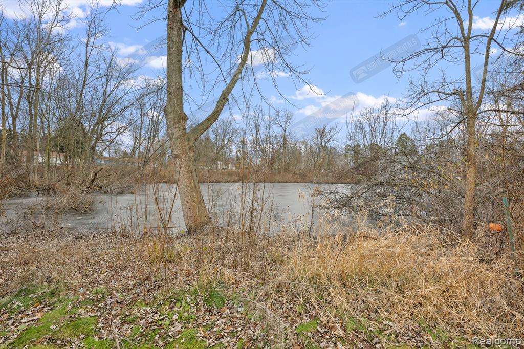 2249 S Commerce Road, Wolverine Lake, MI, 48390