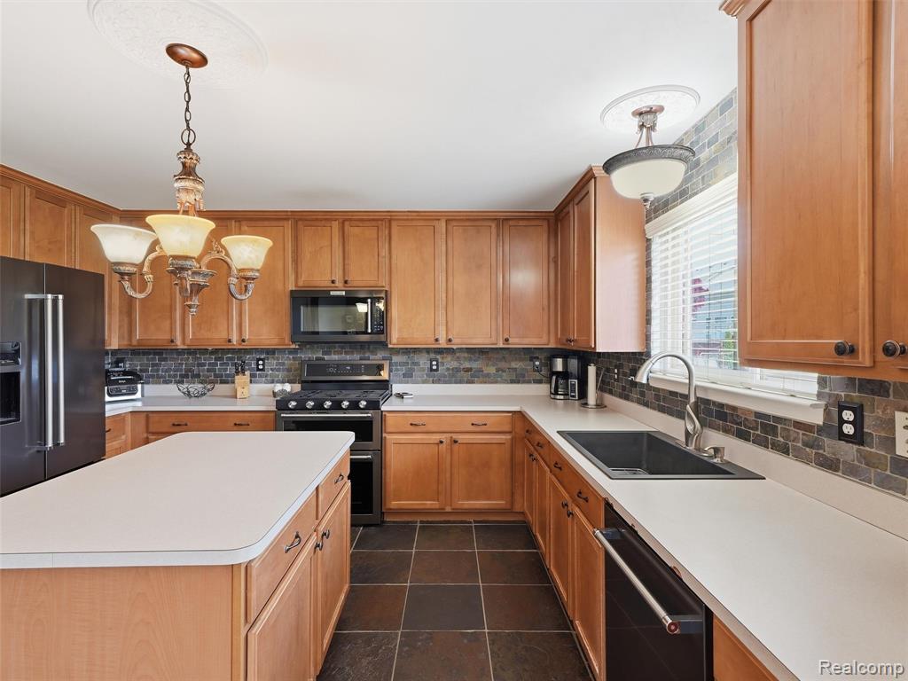 23621 Crescent Ridge Drive, New Boston, MI 48164 — Photo 8